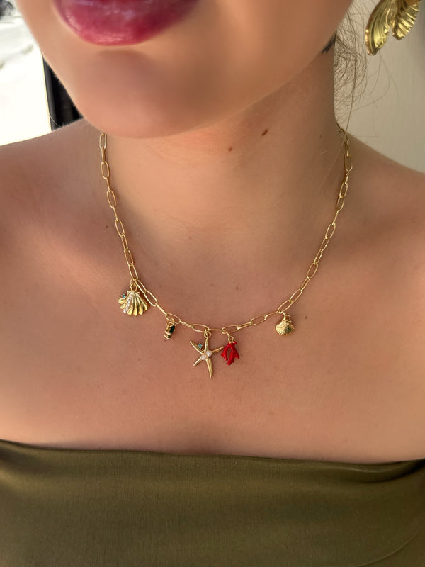 K162 Altın Renk Deniz Temalı Charm Kolye – Yaz Stiline Işıltı Kat